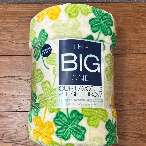 The Big One Clover Plush Throw Blanket - Picture 2 of 6